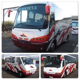 Un autobús de Medina está estacionado en un estacionamiento.