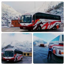 Un autobús rojo y blanco con la palabra Sevilla en el frente.