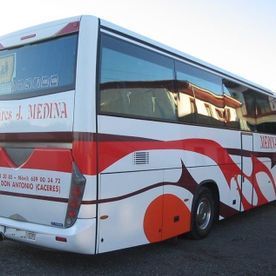 Un autobús rojo y blanco que dice Medina en la parte trasera.