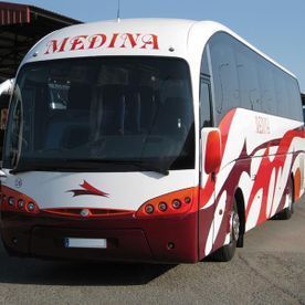 Un autobús de Medina está estacionado en un estacionamiento.