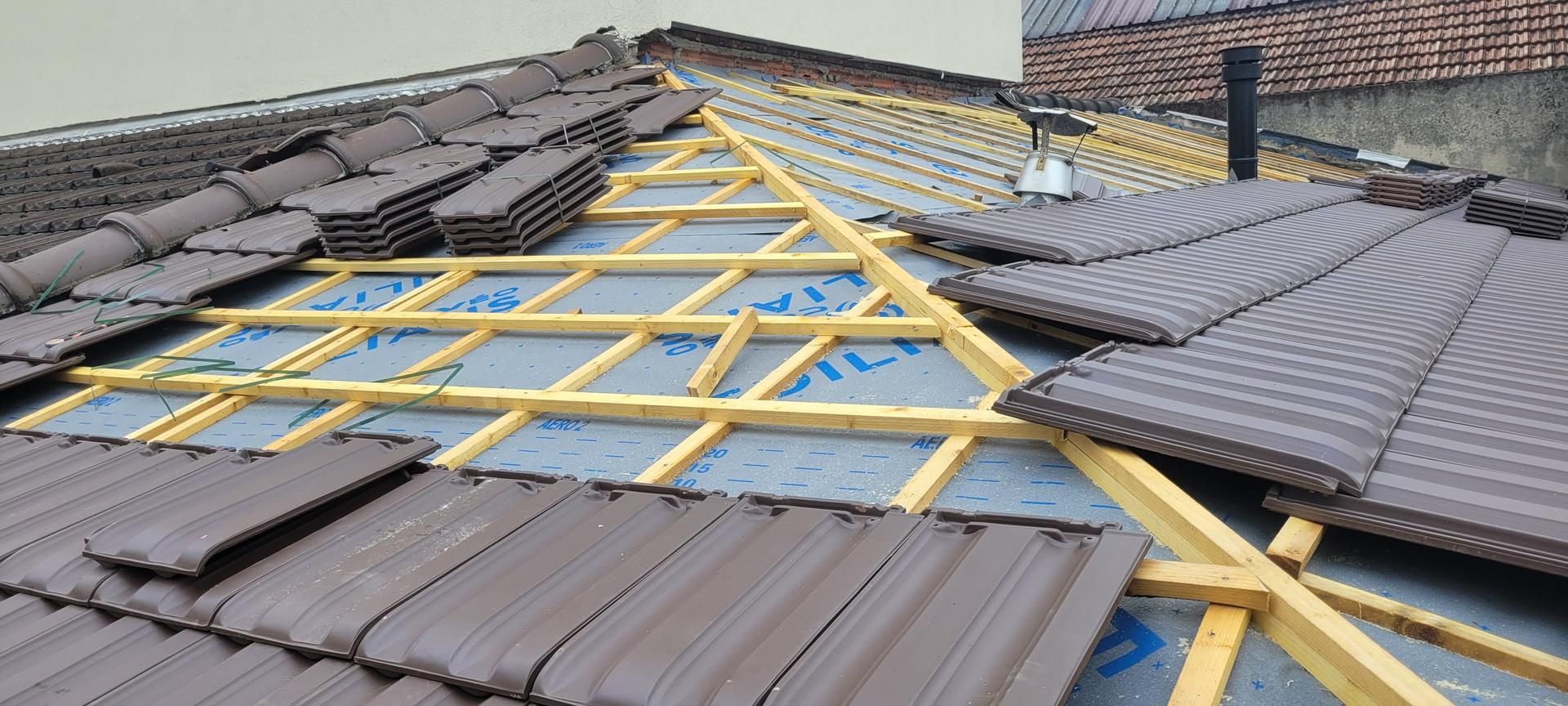 Une toiture en cours de rénovation