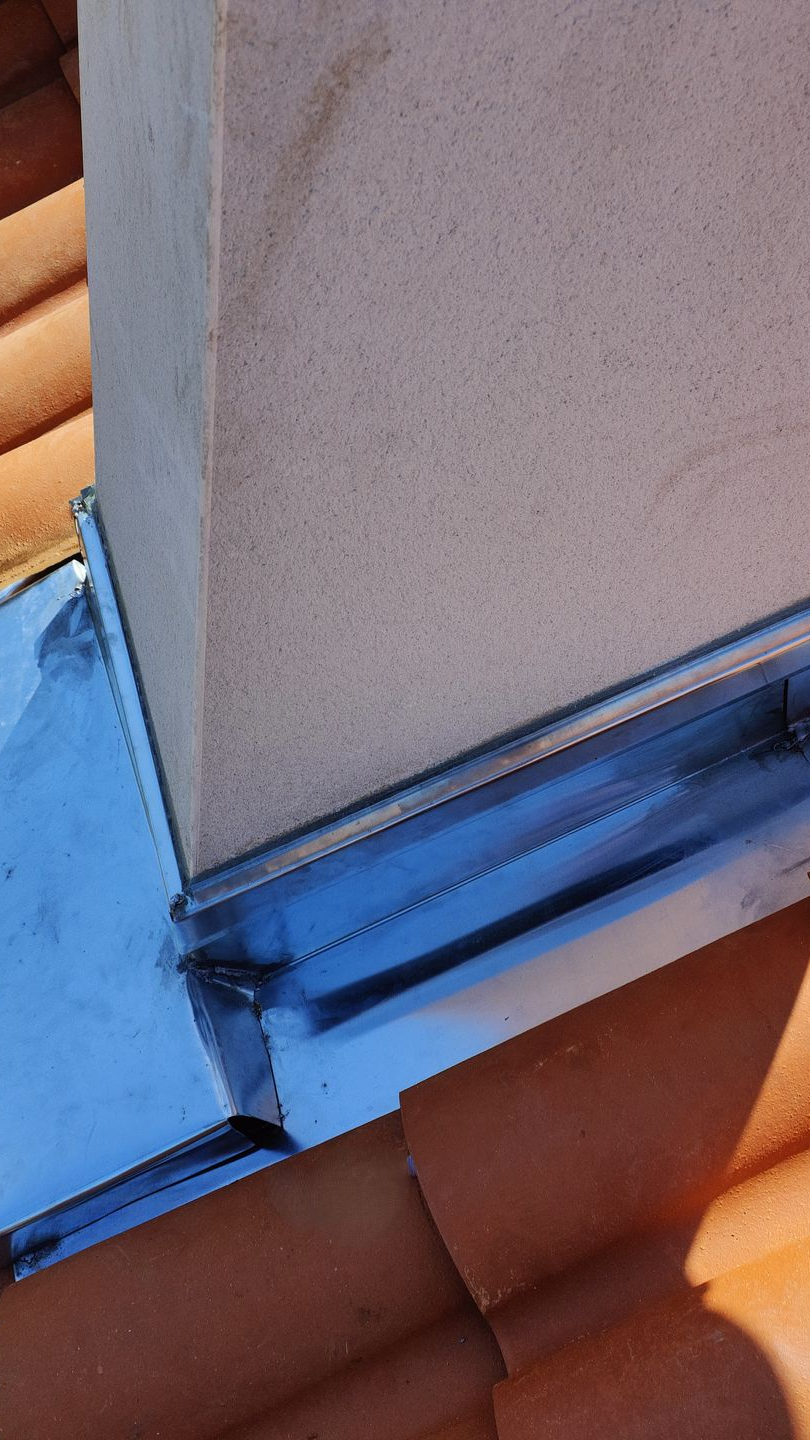 Tour de cheminée en zinc.