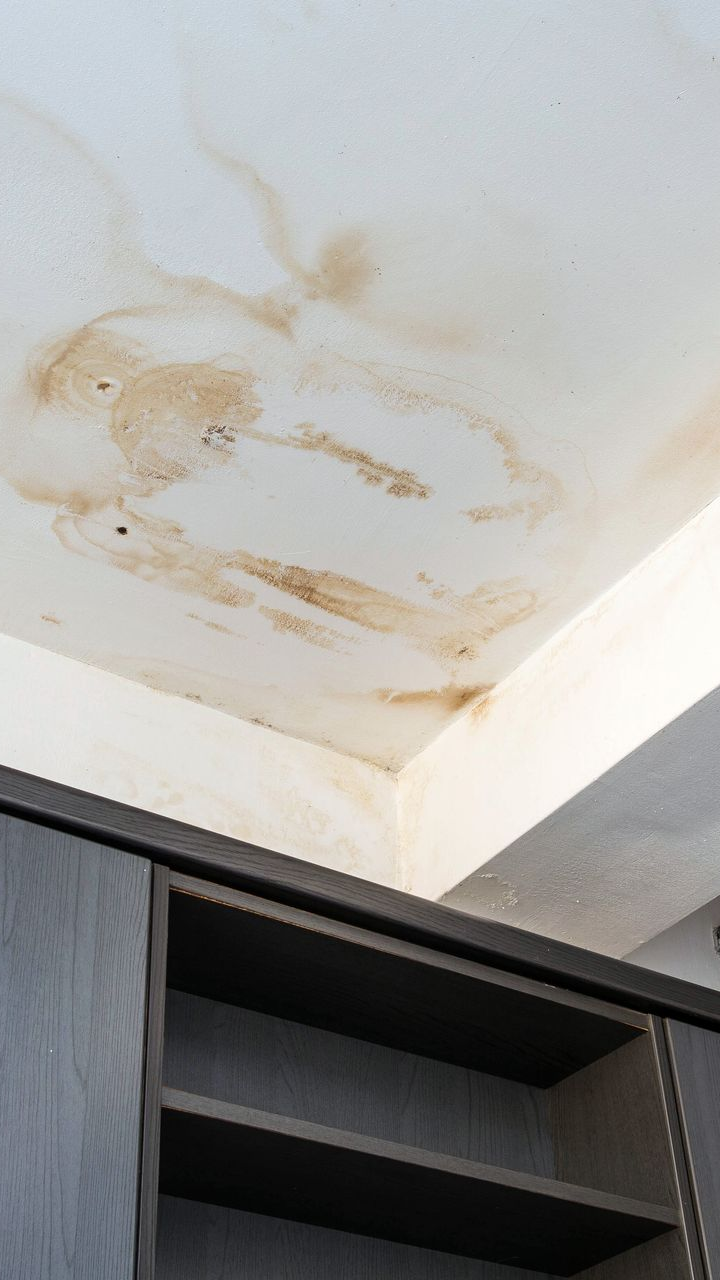 Taches au plafond causées par une fuite d'eau.