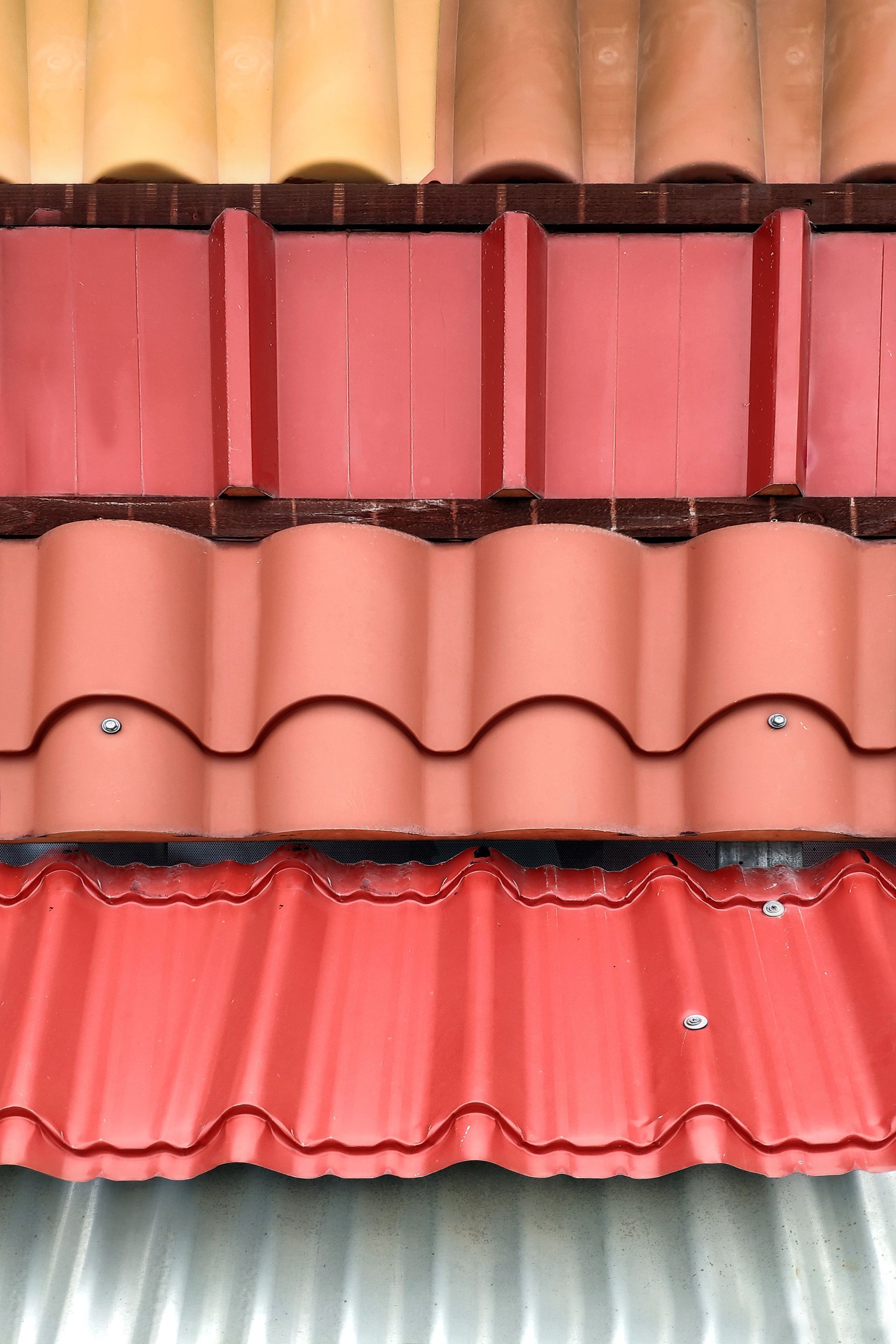 Différents types de couvertures de toiture exposés.