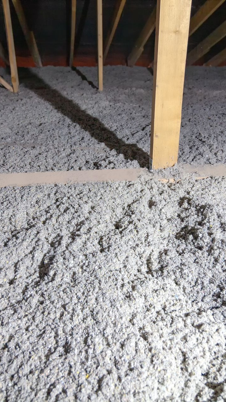 Des combles perdus recouverts d'une isolation en vrac de ouate de cellulose.