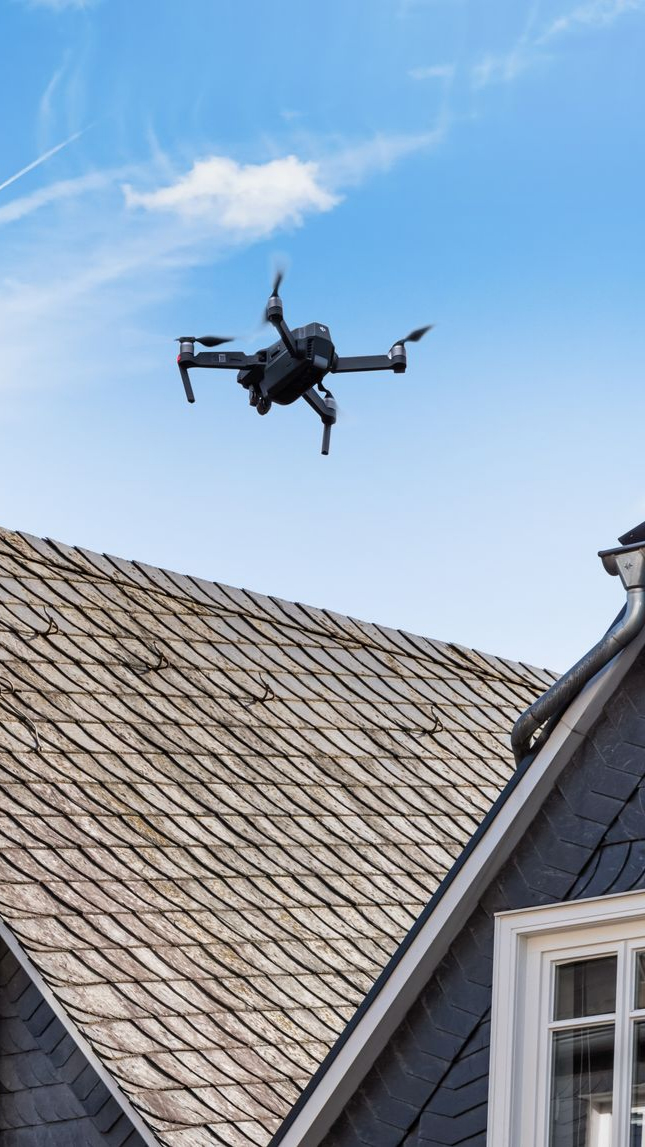 Drone au-dessus d'un toit de maison.