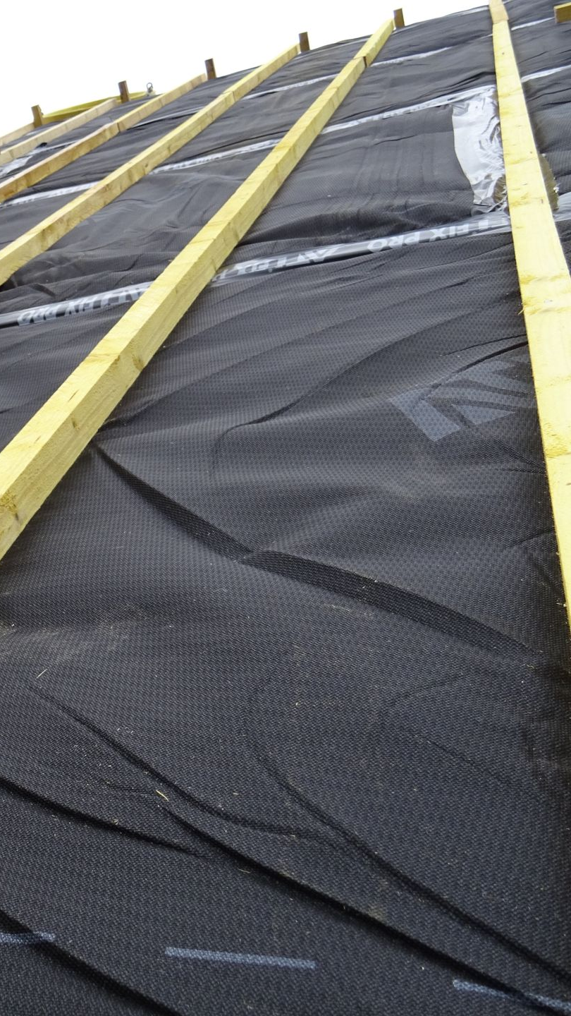 Isolant mince entre des chevrons.