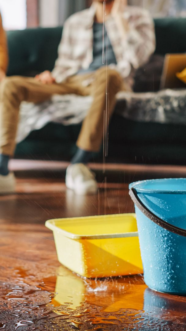 Fuite de toit dont l'eau coule dans des seaux.