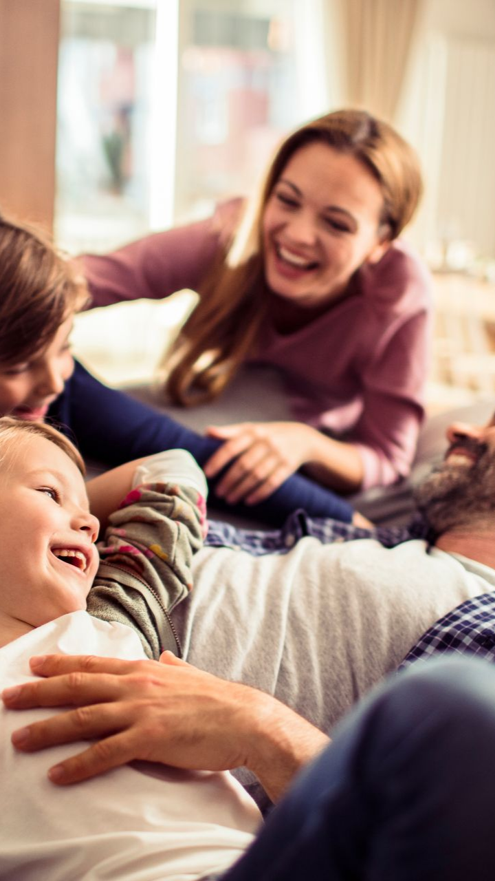 Une famille heureuse sur un canapé.