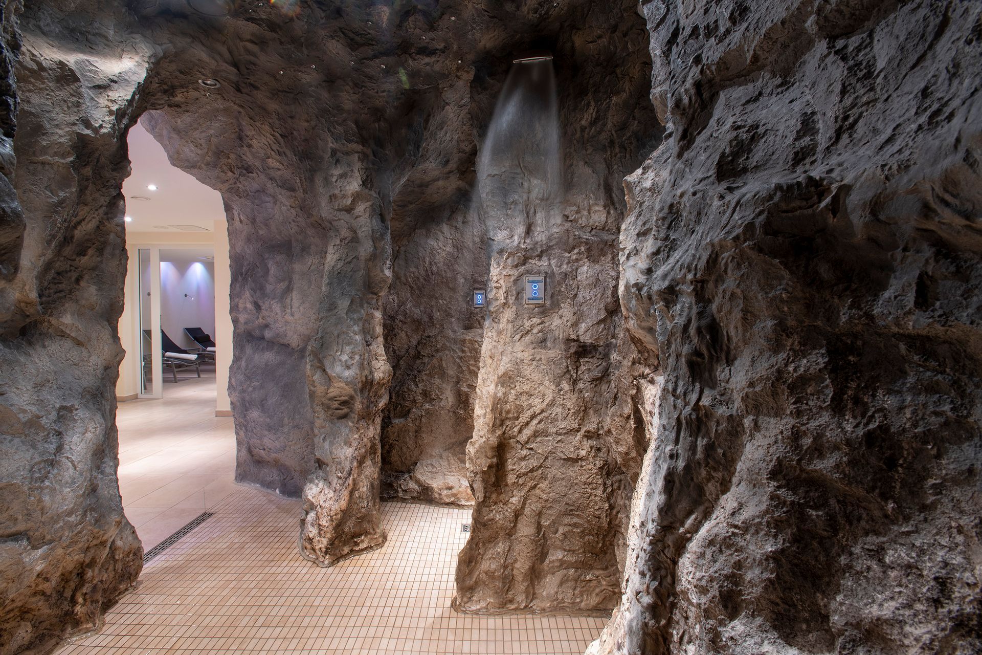 Gemütlicher Fensterplatz im Spa-Stil mit dekorativer Vase.