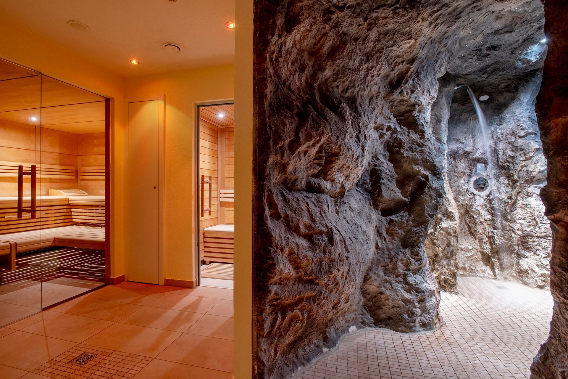 Spa-Innenraum mit Fensterplatz, Badezimmer und grünen Handtüchern.