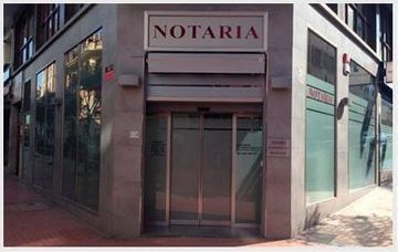 Exterior de una notaría con letrero 