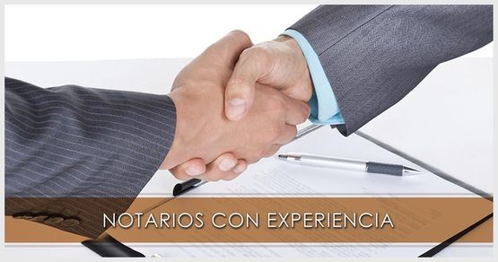 Dos hombres se dan la mano sobre un contrato; "Notarios con Experiencia" en el texto.