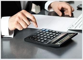 Entrega una calculadora, señalando un papel, al lado de un teclado.