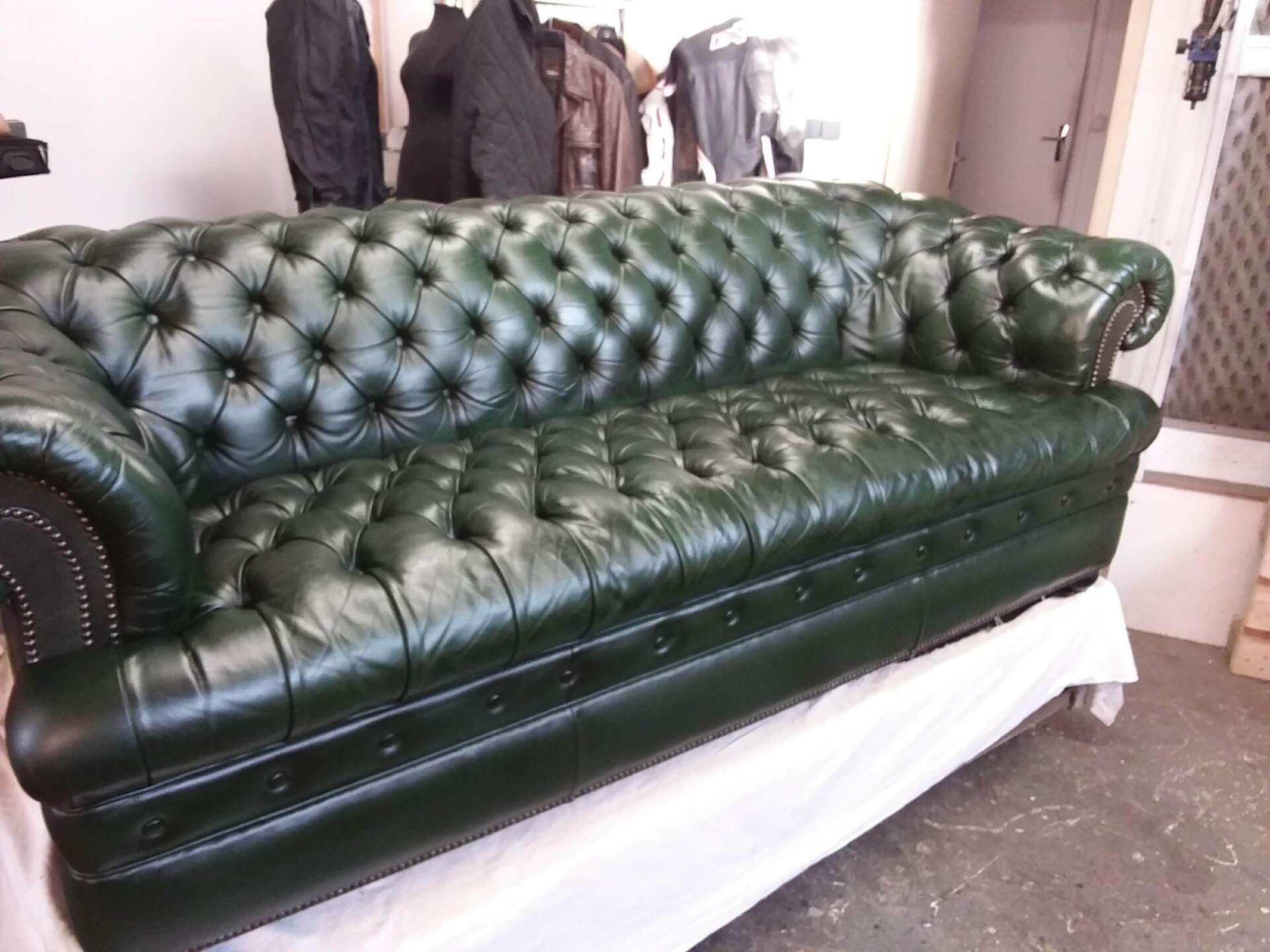 Un grand canapé en cuir