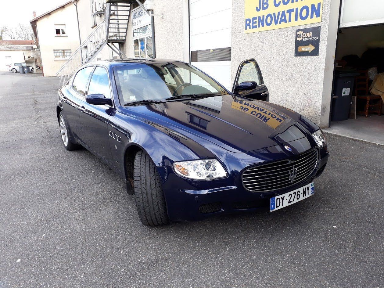 Voiture garée devant l'atelier