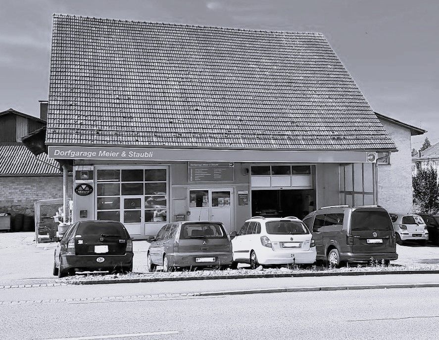 Schwarz-Weiß Foto Dorfgarage Meier & Staubli Aussenansicht