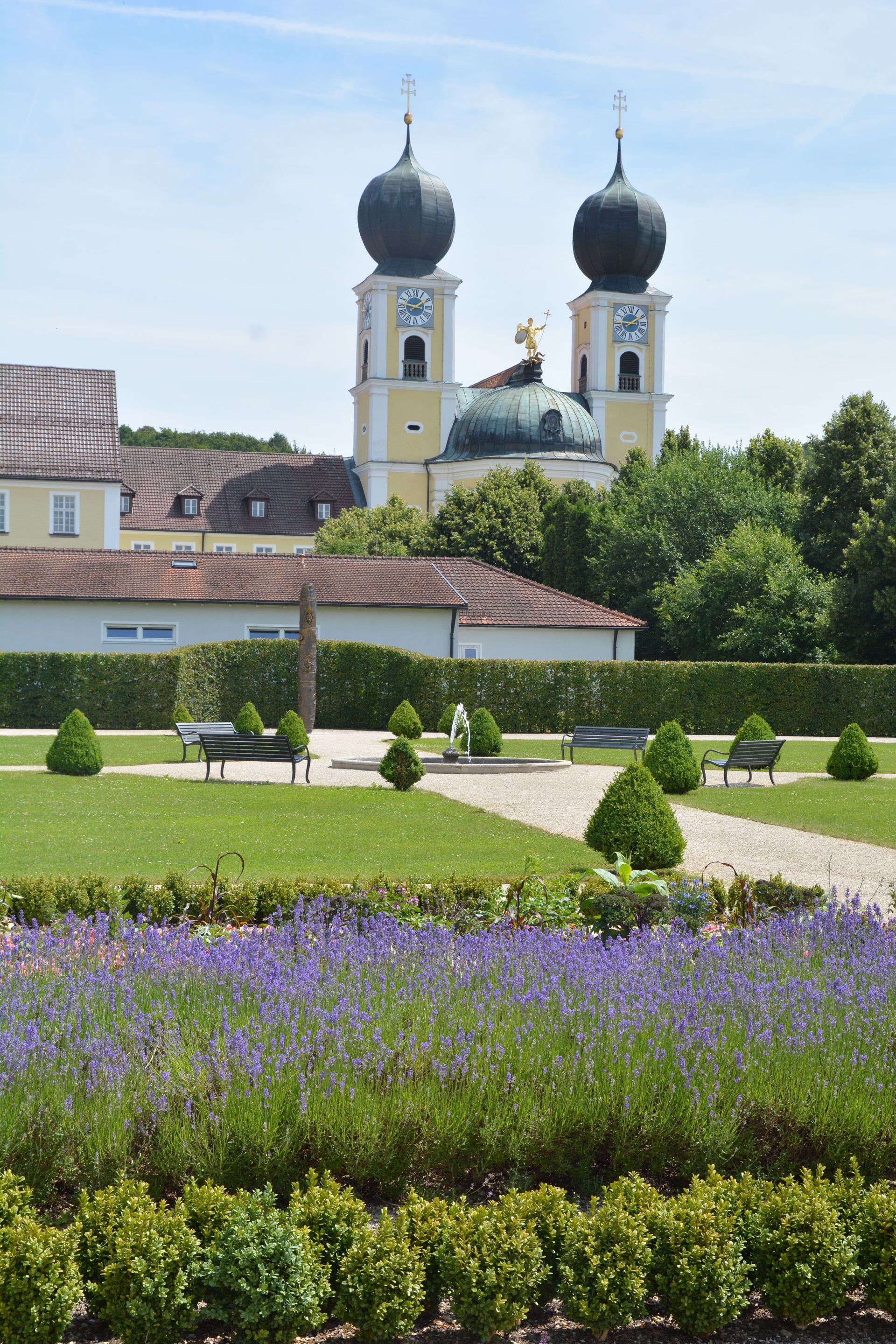 Prälatengarten mit Kloster im Hintergrund