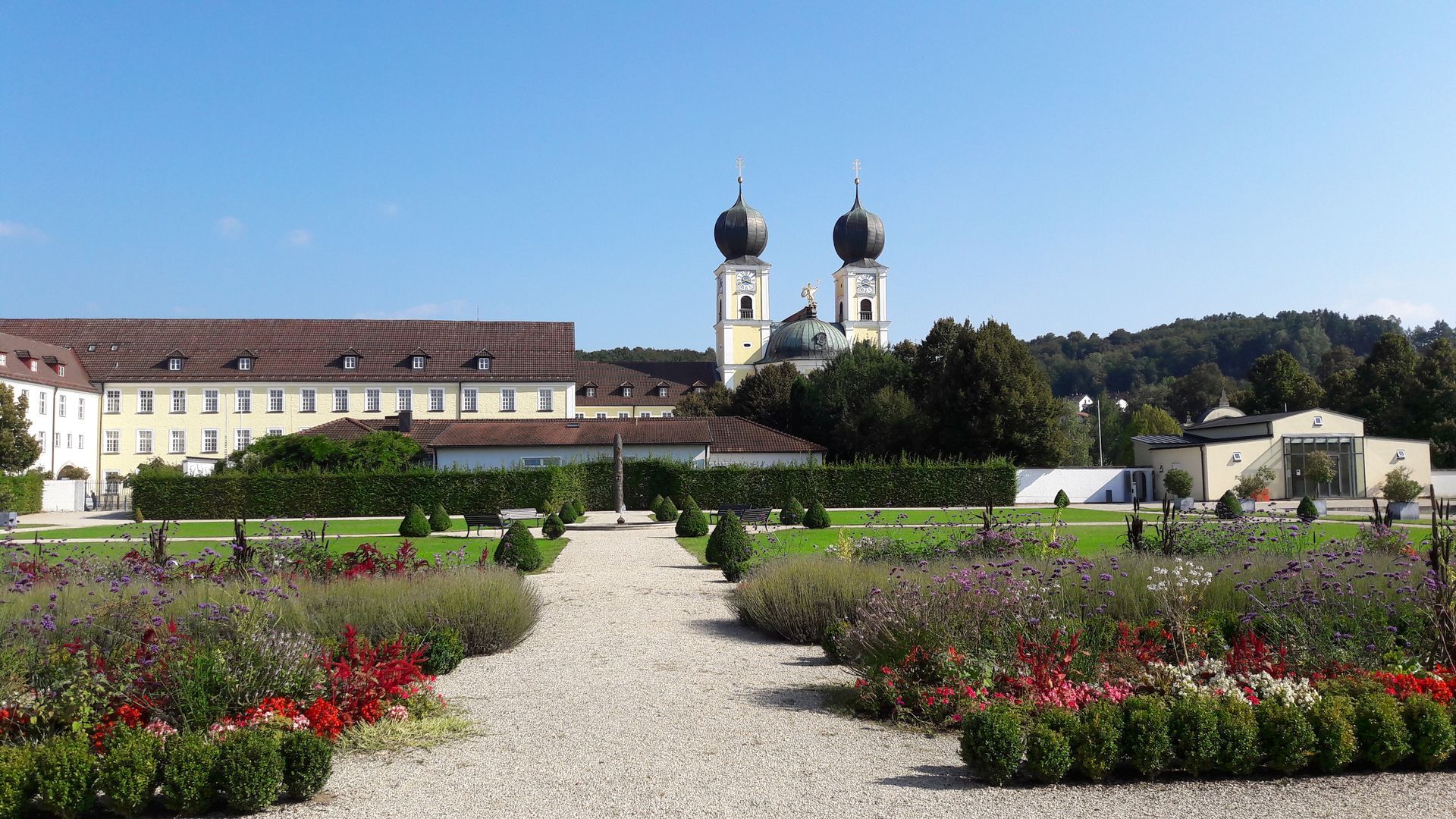 Prälatengarten mit Kloster im Hintergrund