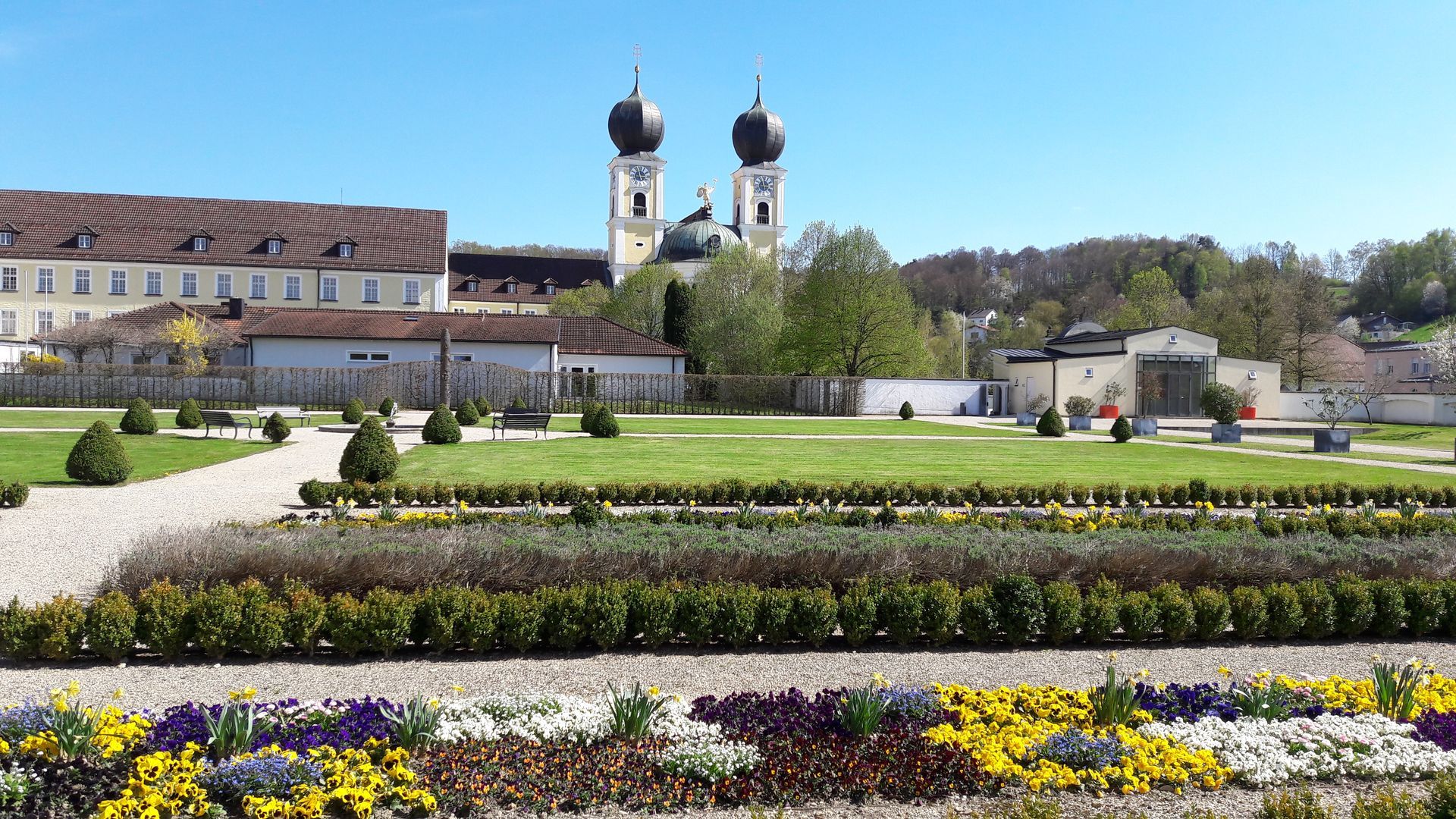 Prälatengarten mit Kloster im Hintergrund