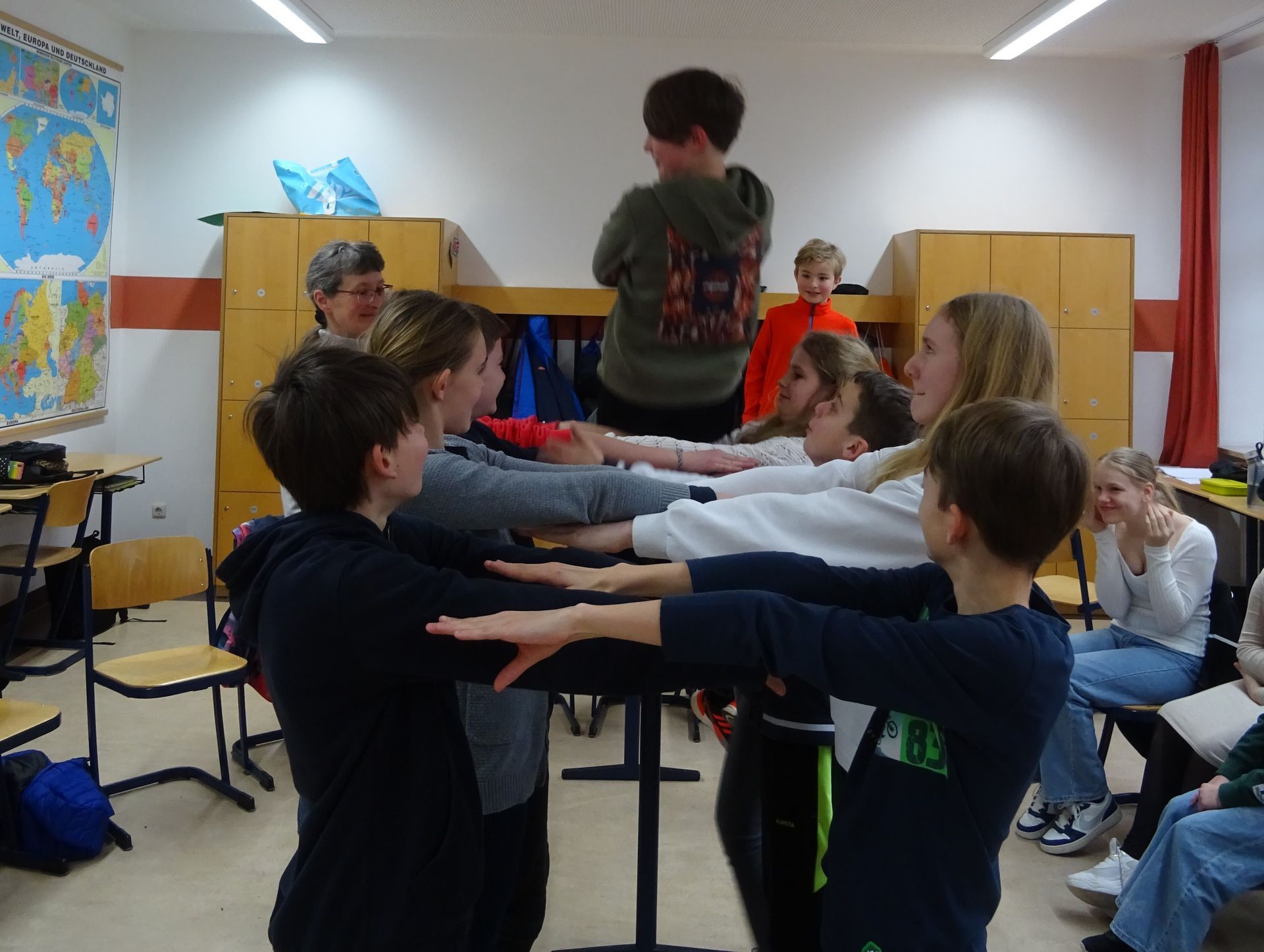 Vertrauensübung in Schulklasse