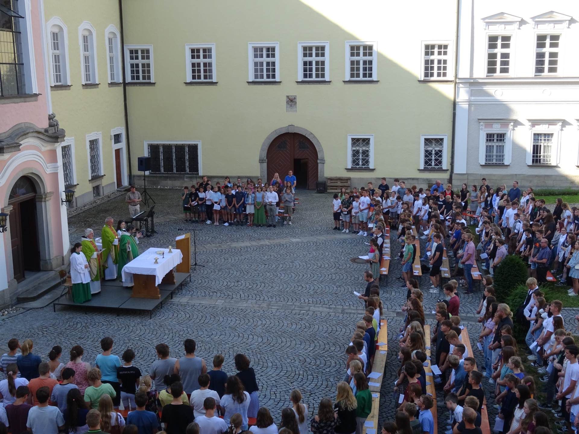 Gottesdienst auf dem Schulhof