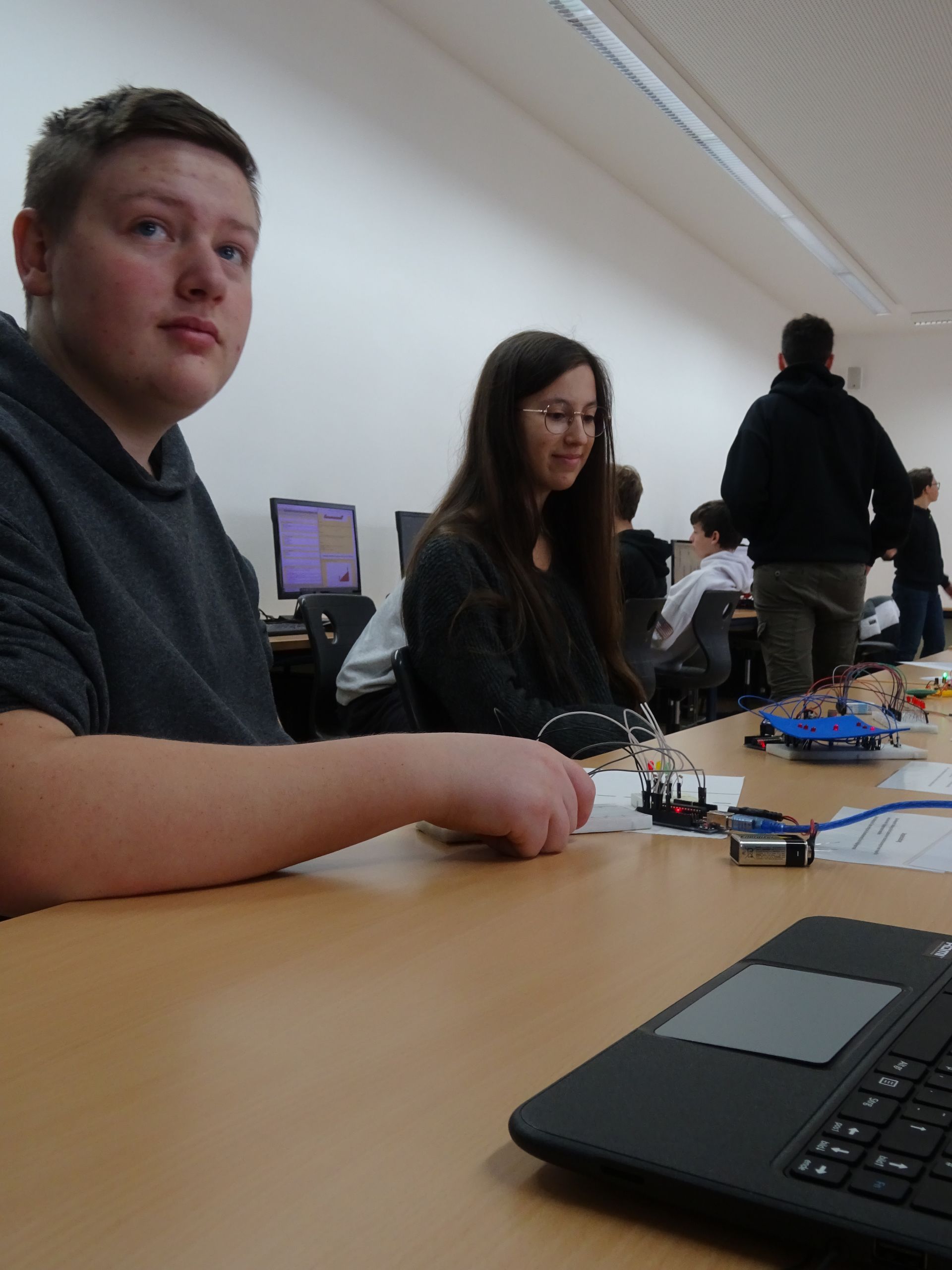 Jugendliche lernen im Wahlkurs Elektronik Technisches