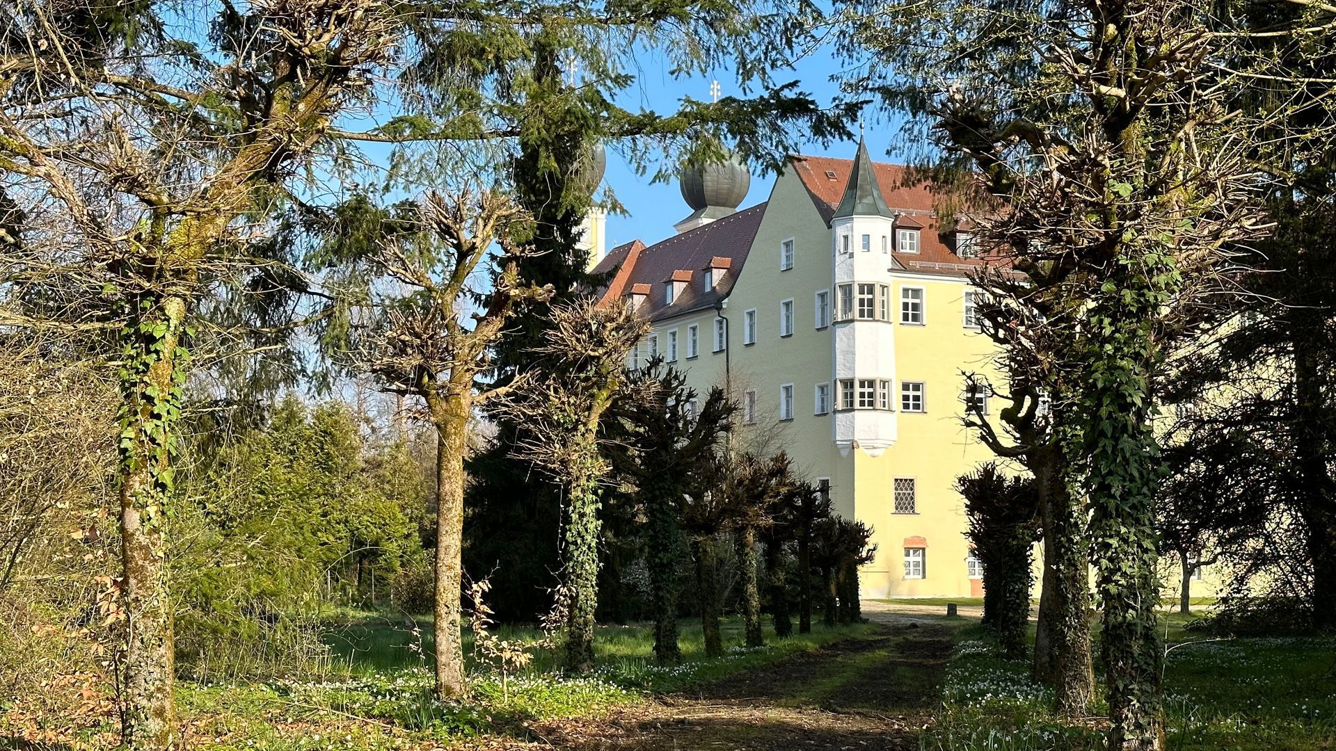 Kloster außenansicht durch Bäume