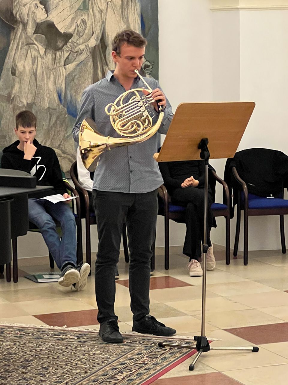 Ein Mann spielt Trompete