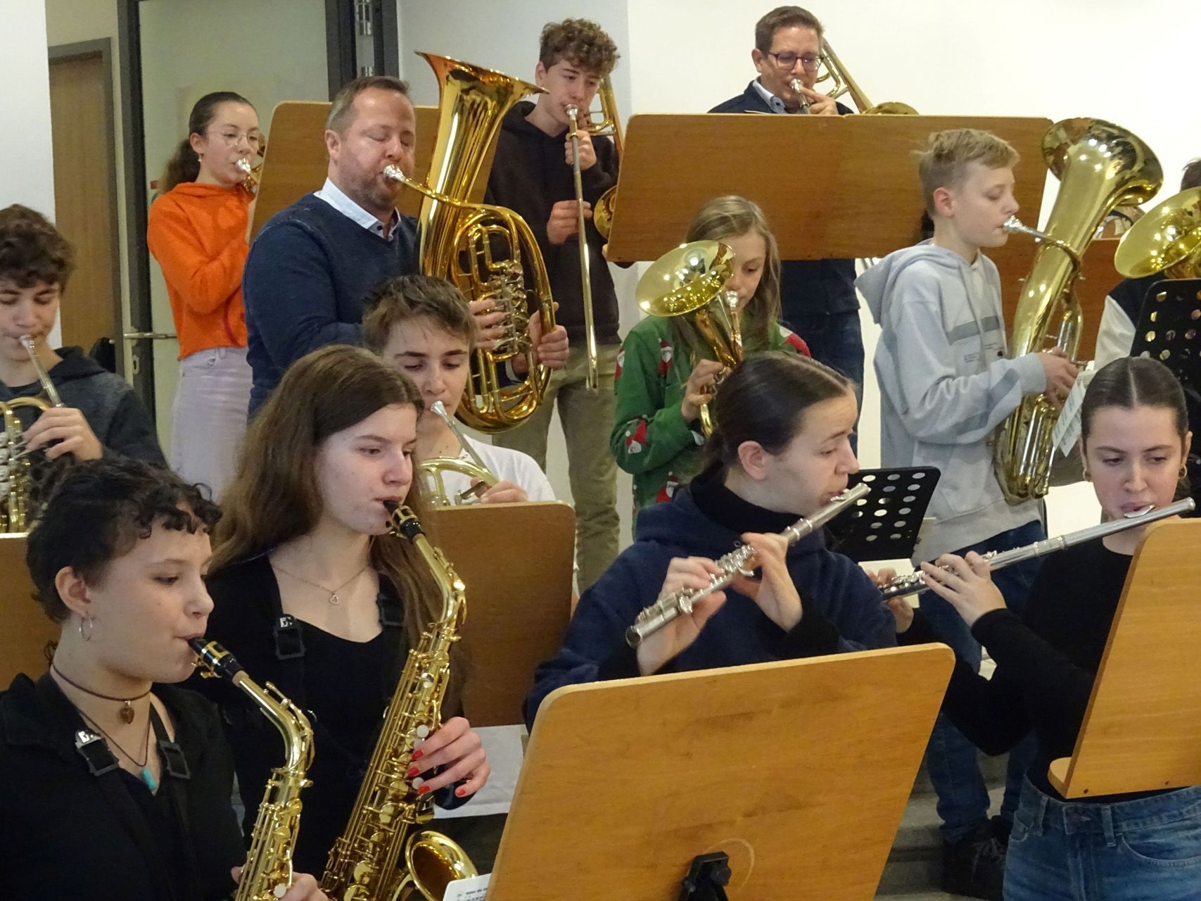 Schulklasse mit klassischen Musikinstrumenten