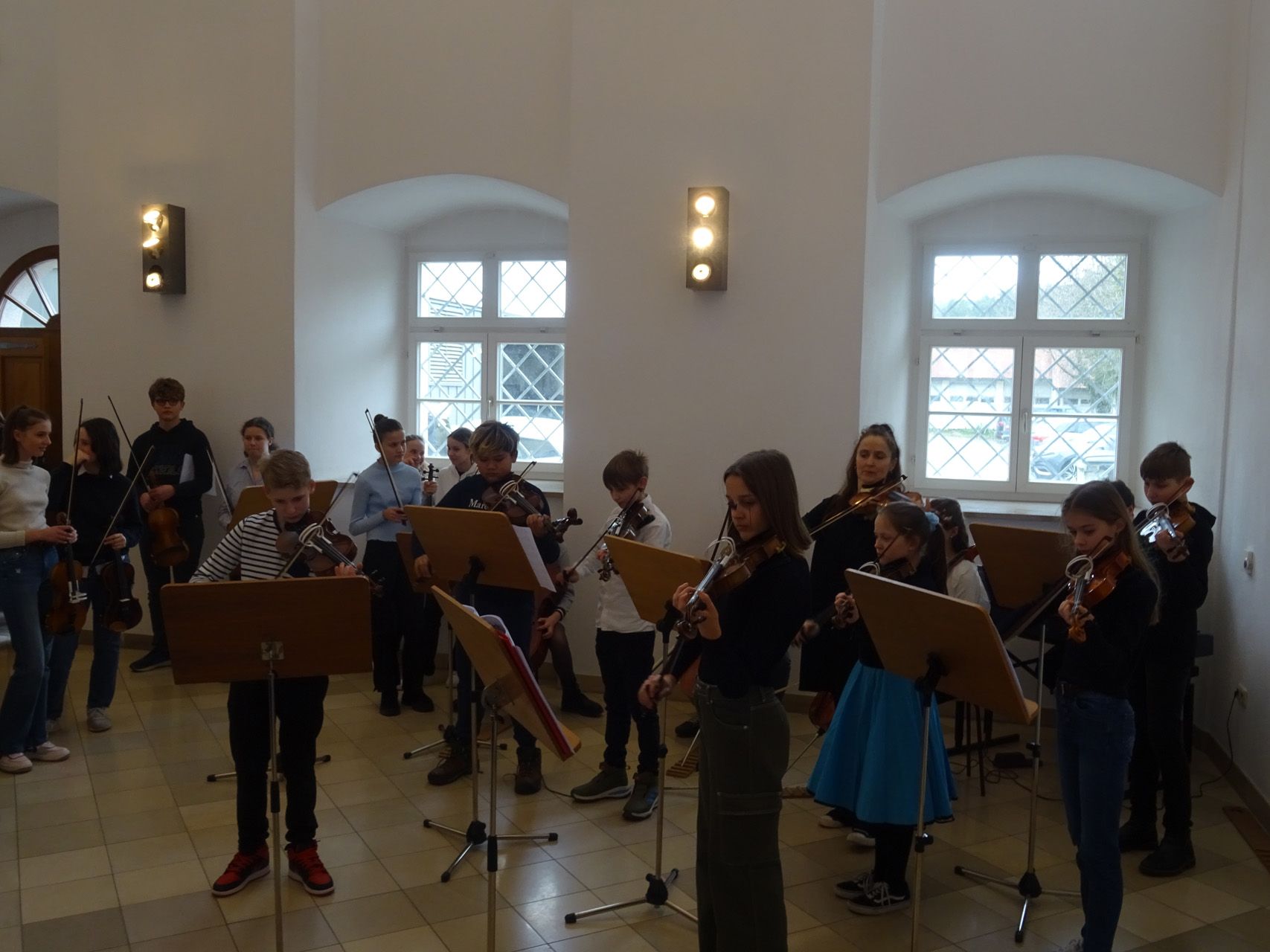 Schulklasse mit klassischen Musikinstrumenten