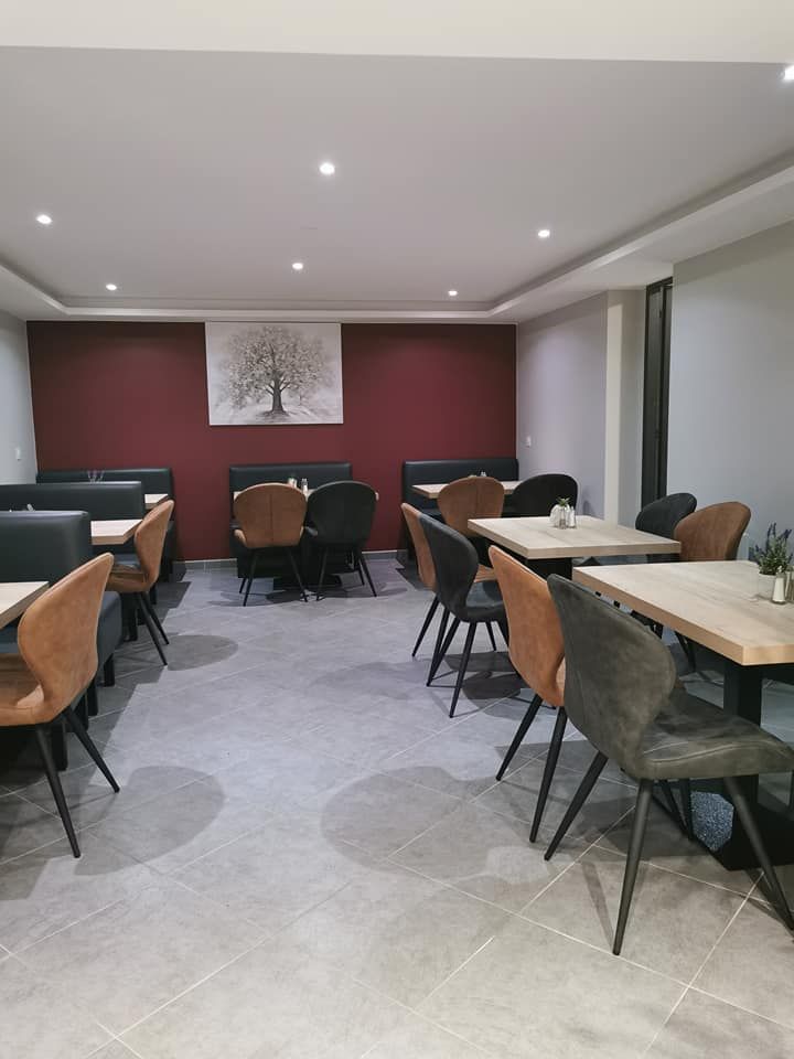 Pièce de fond avec un mur peint en rouge