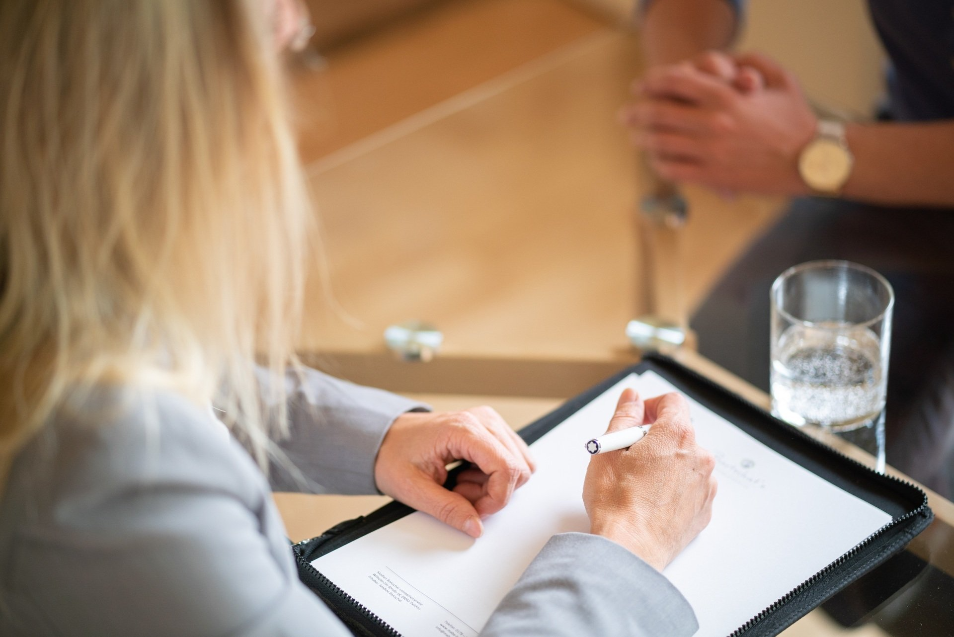 Rechtsanwältin bei einer Beratung