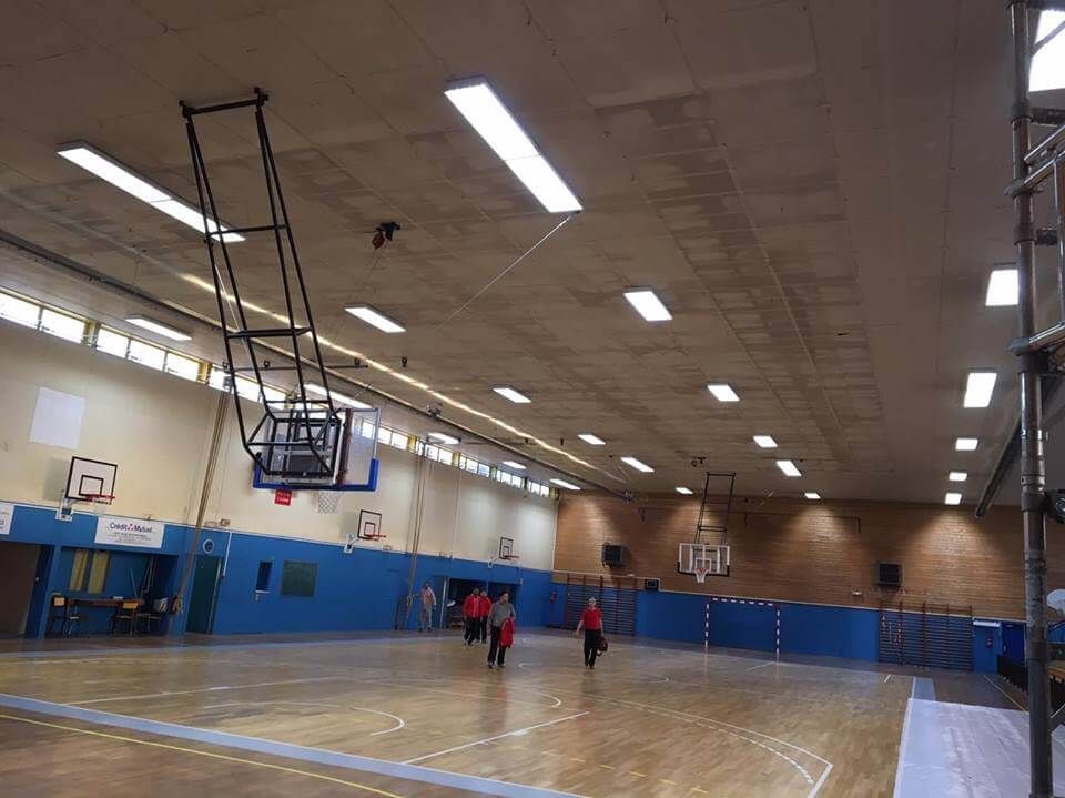 Gymnase avec éclairage au plafond.