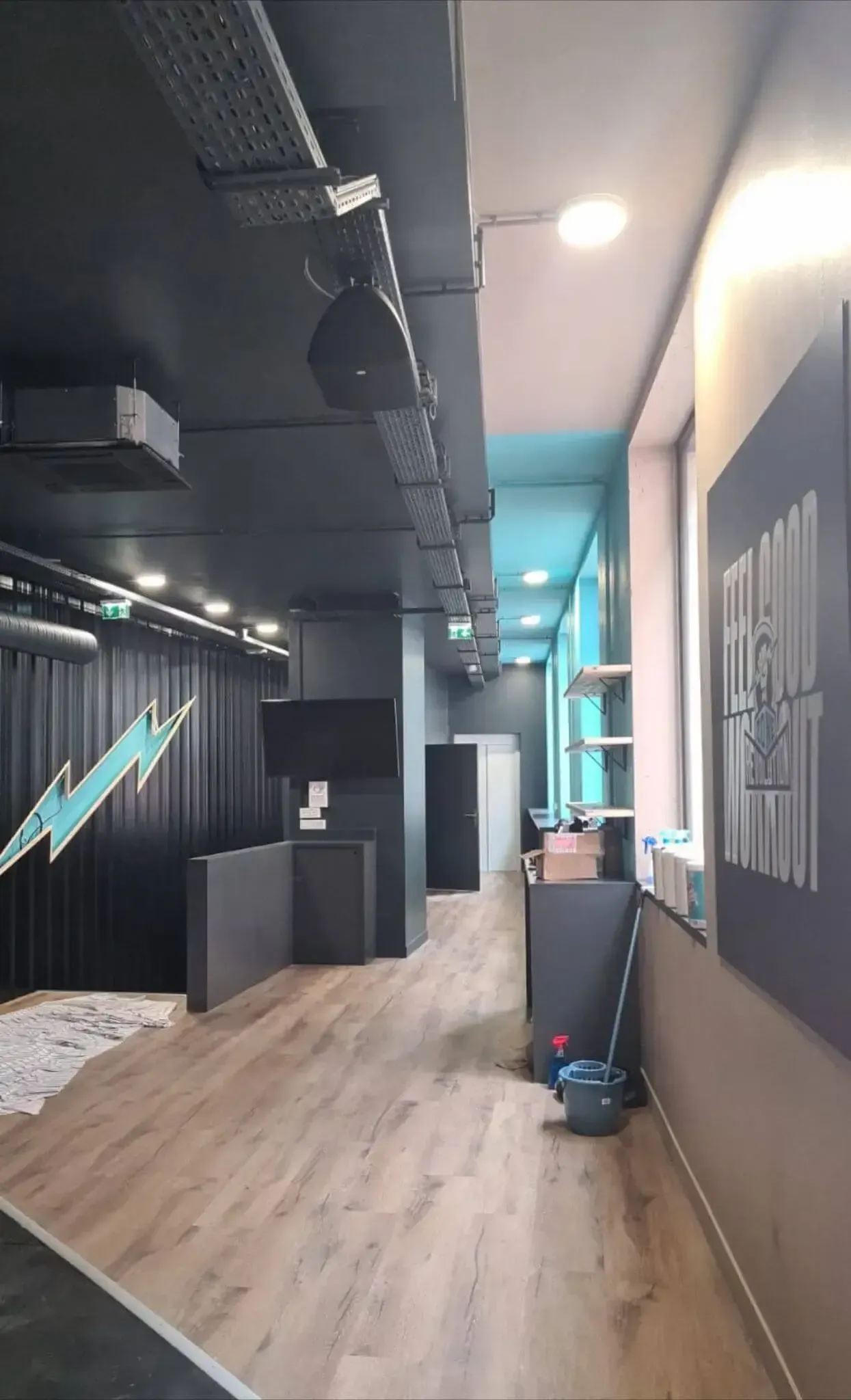 Local professionnel entièrement rénové avec goulotte électrique apparente.