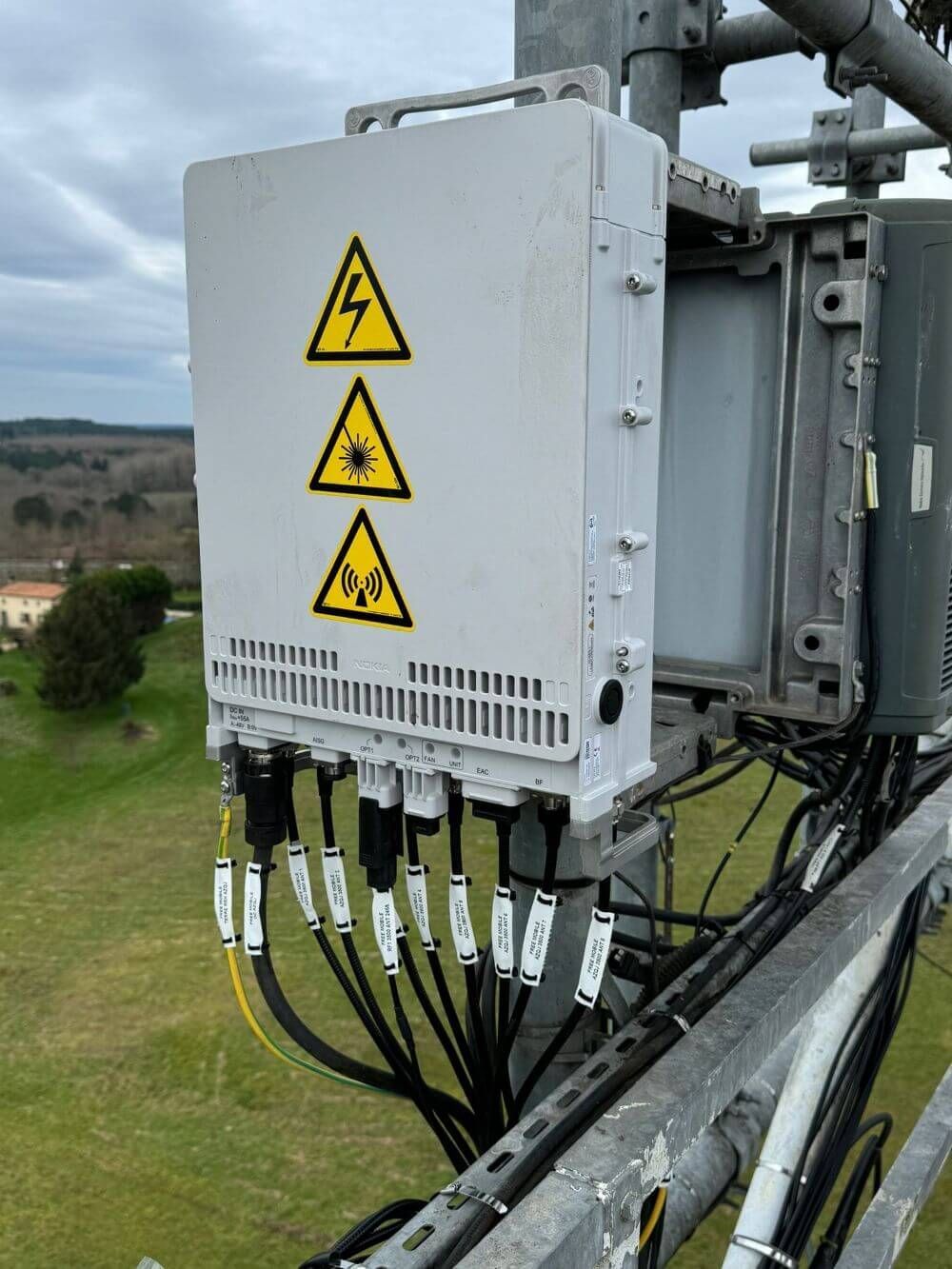 Boîtier de dérivation sur un mât.