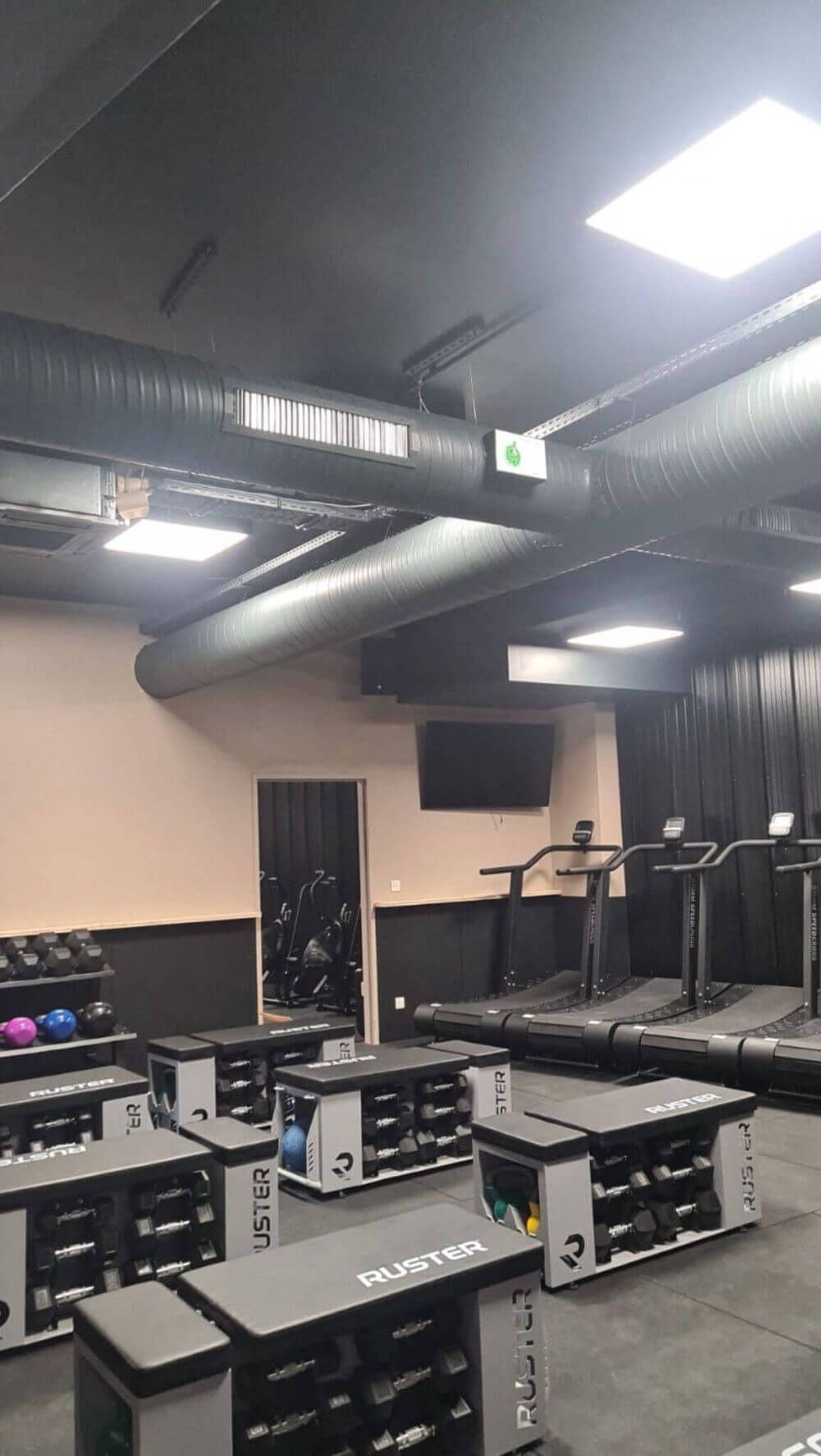 Eclairage dans une salle de sport.