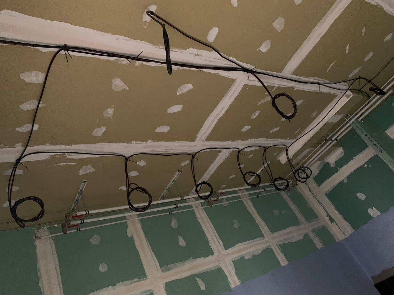 Tirage de câbles au plafond sur le placo.