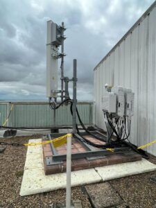 Équipement de télécommincation installé sur un toît.