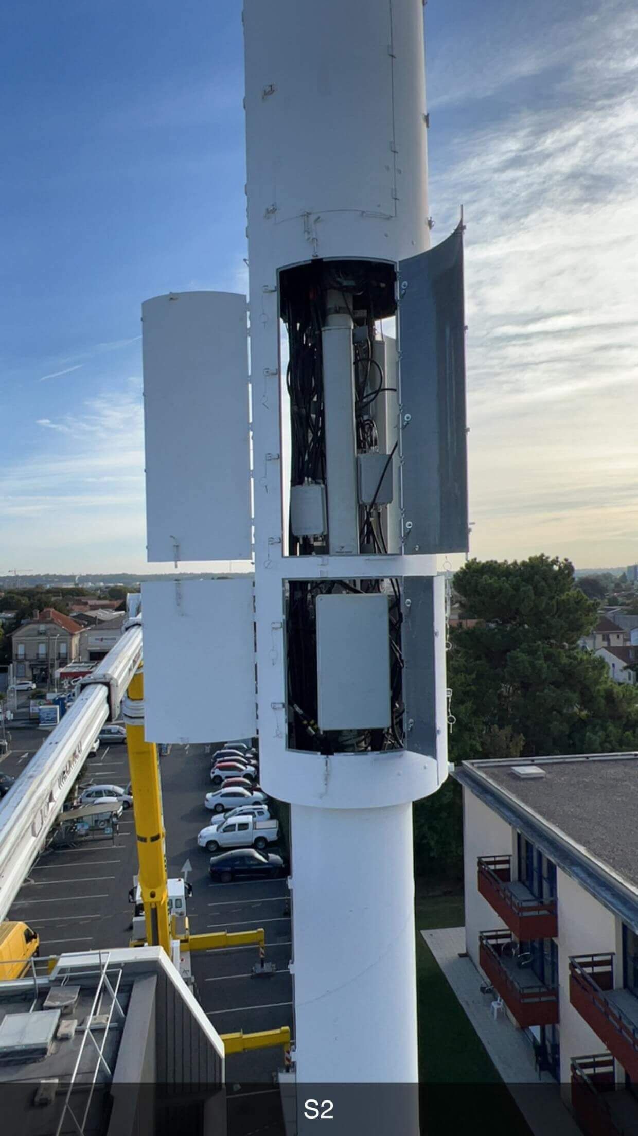 Mât de télécommincation ouvert sur les câbles.