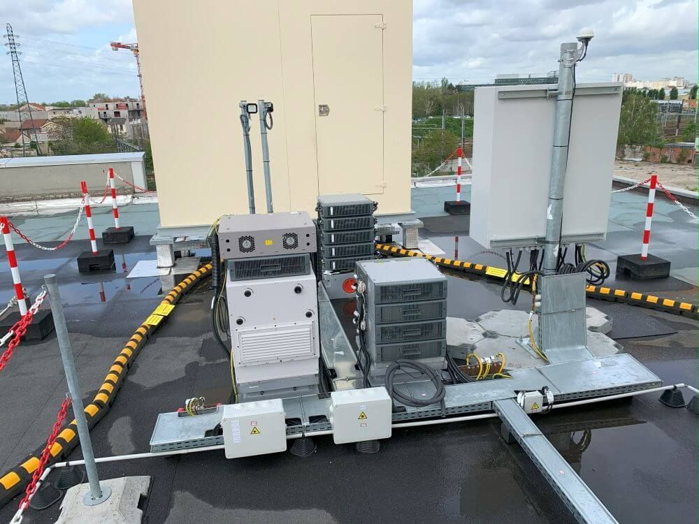 Complexe électrique sur un toit.