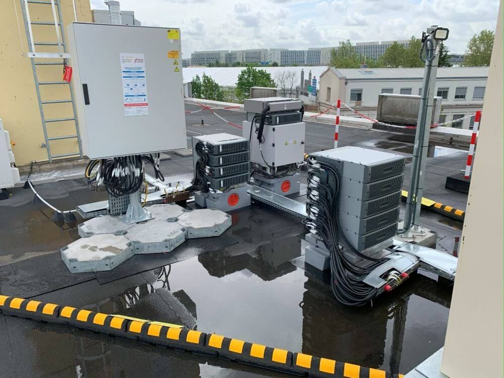 Armoires électriques sur un toit.