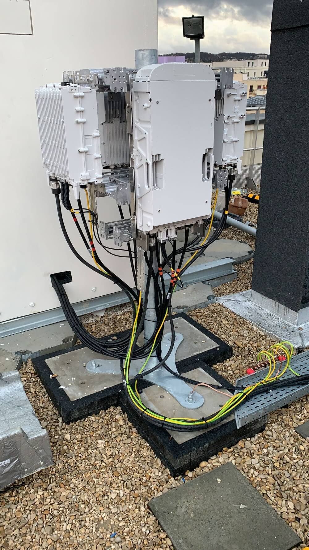 Raccordement électrique sur armoire électrique extérieure.
