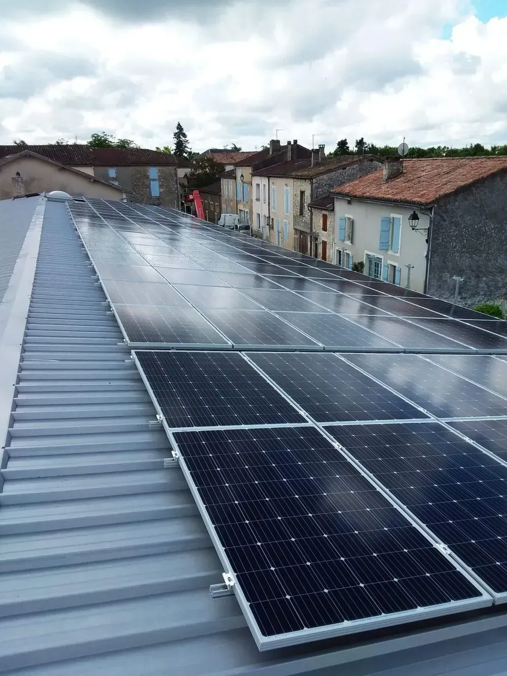 Panneaux solaires installés sur un toit en tôle.