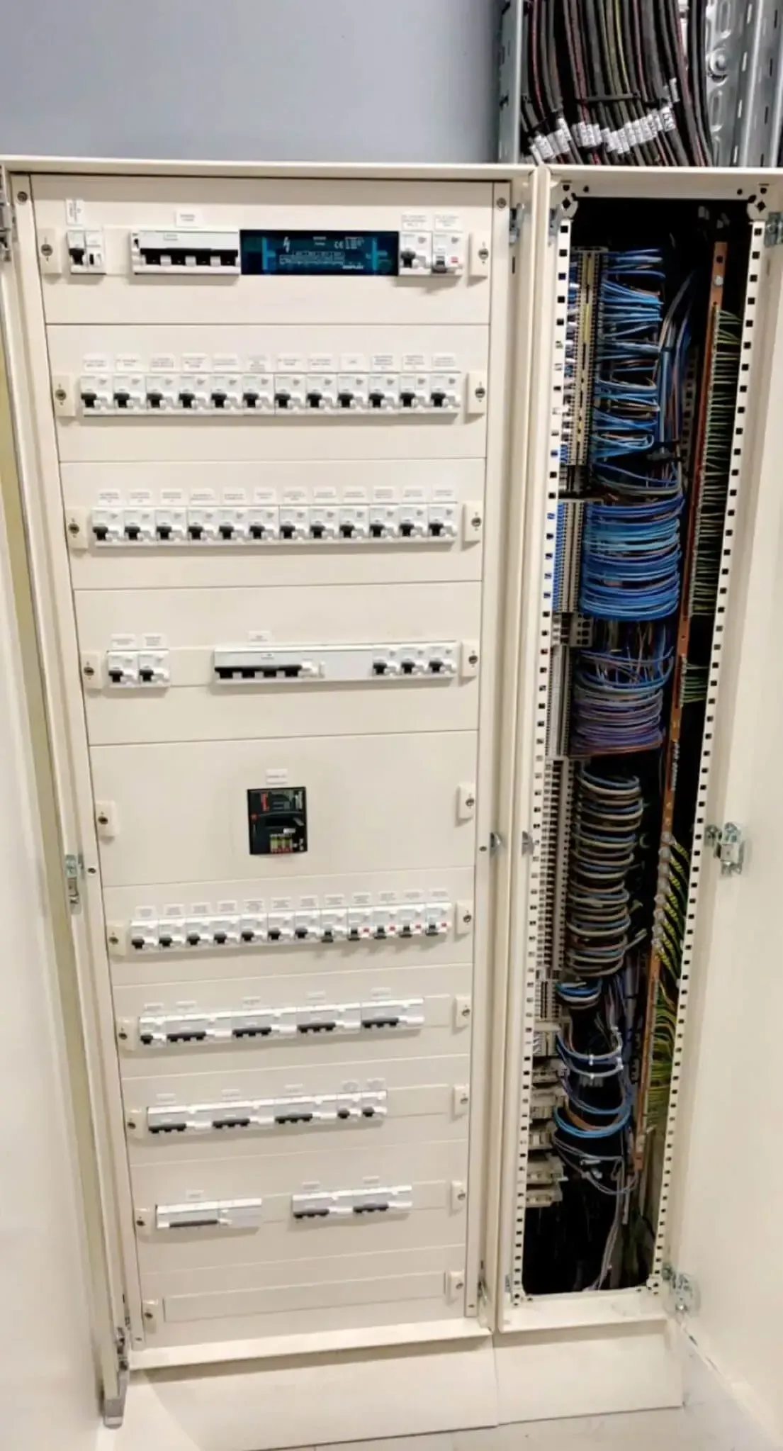 Câblage complet dans une armoire électrique. 