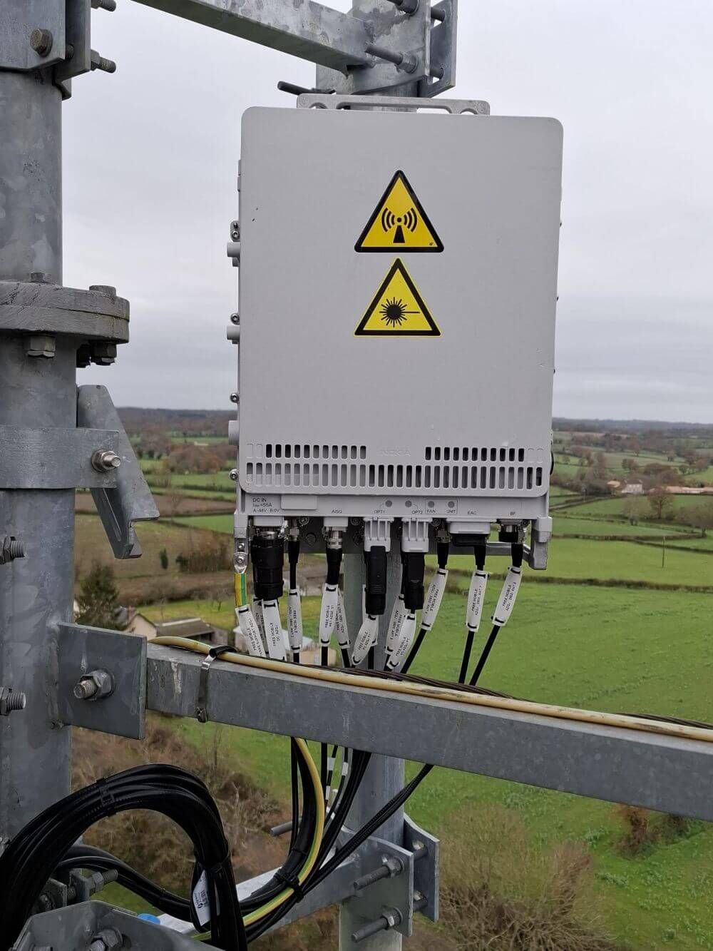 Boitier de câblage sur un mât de télécommunication.