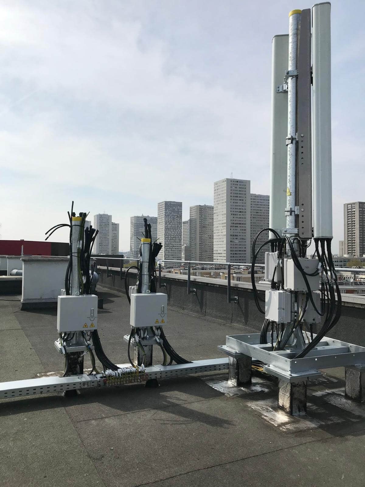 Cablâge sur un toit.