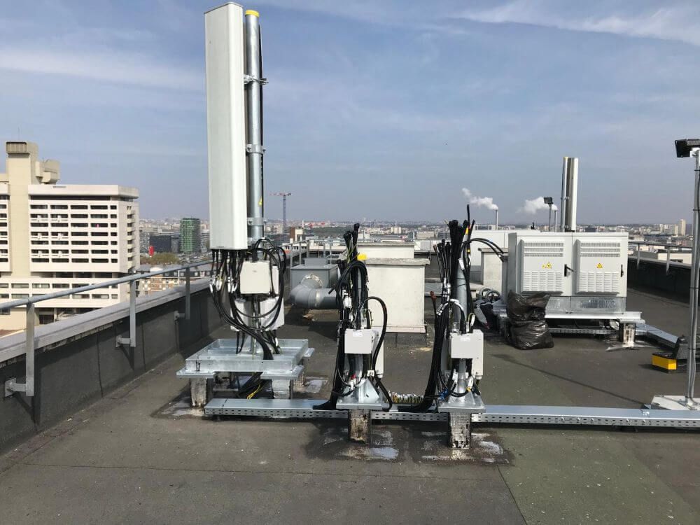 Installation d'équipements de climatisation sur le toit d'une entreprise.