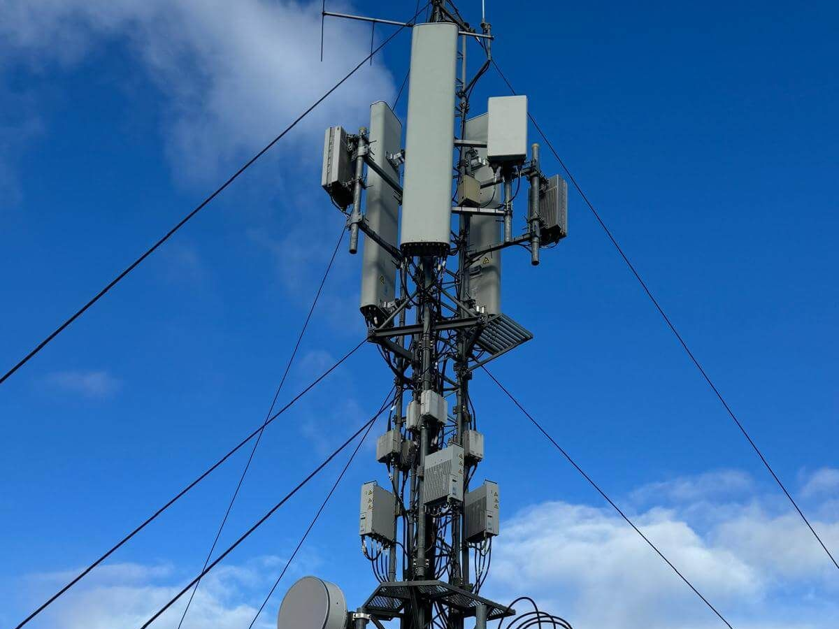 Mât de cablage de télécommunications.