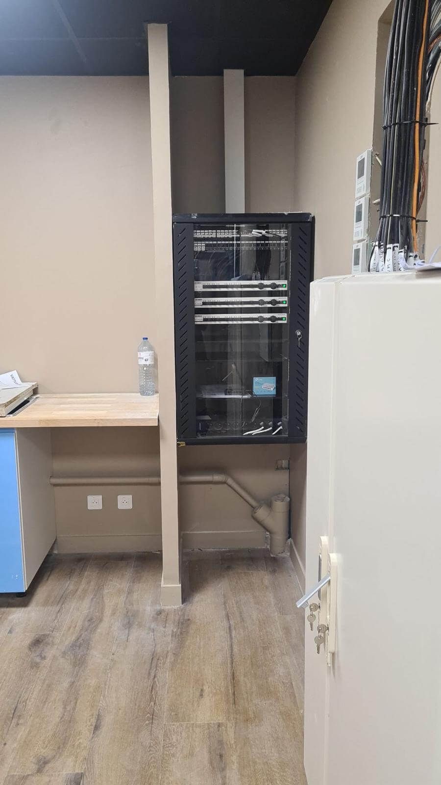 Armoire électrique noire.